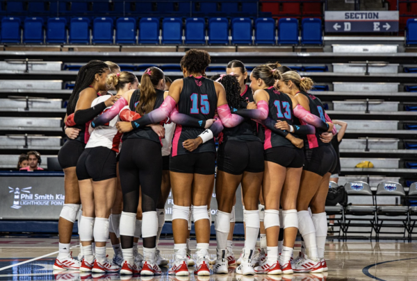 Florida Atlantic Owls women’s volleyball team huddle up during a timeout.